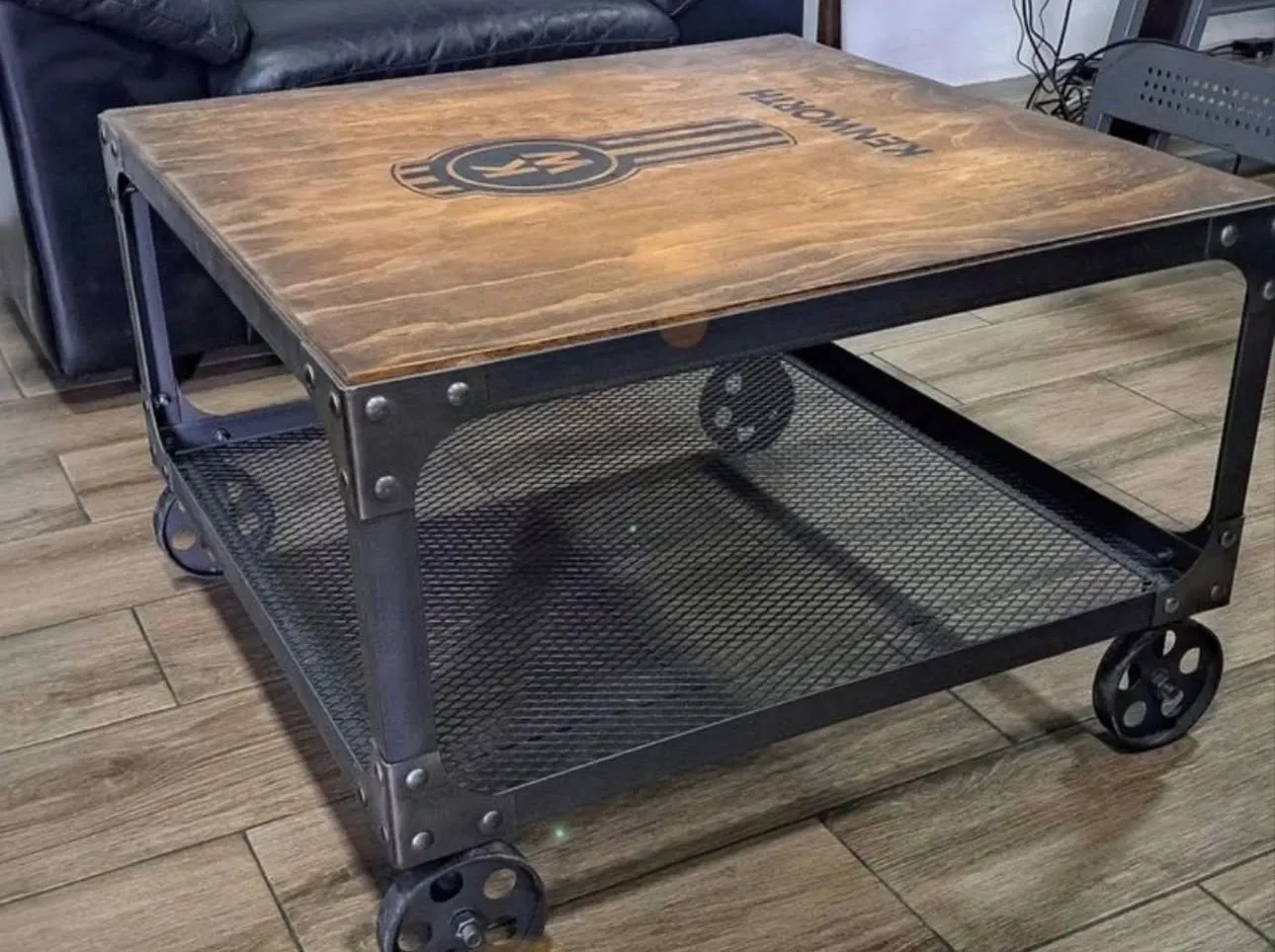 Mesa ratona de hierro y madera nativa